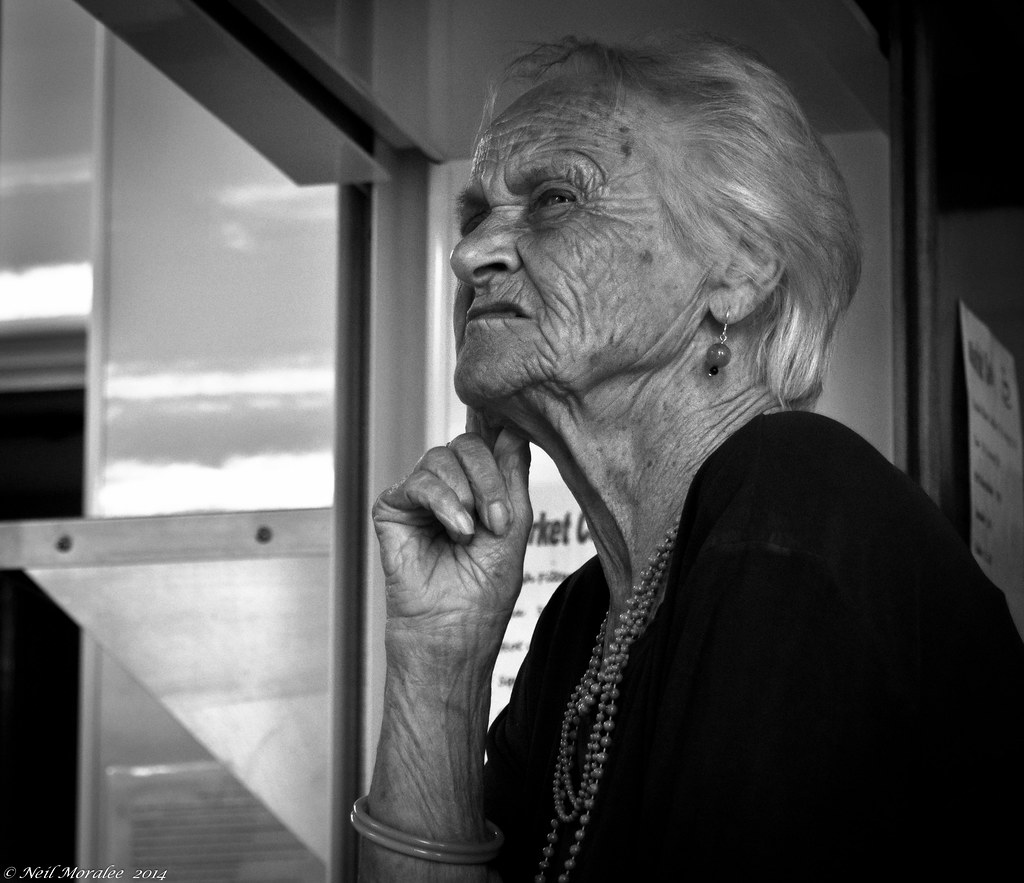 La imagen muestra el retrato de una señora mayor cuyo gesto denota que trata de recordar algo.