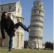 La imagen muestra una persona que parece que está tirando la Torre de Pisa con el pie.