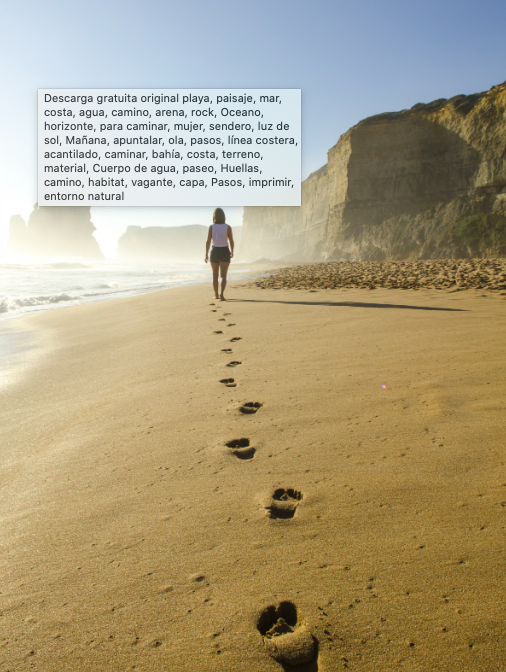 La imagen muestra las huellas en arena que deja una persona que se ve a lo lejos.