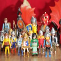 La imagen muestra un grupo de muñecos disfrazados.