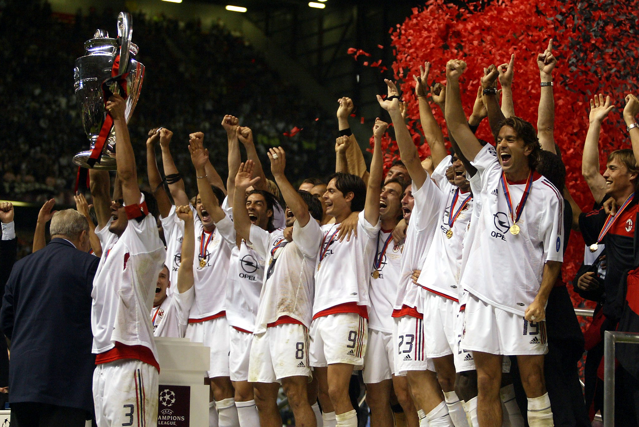 La imagen muestra un equipo de fútbol cuyos jugadores portan una medalla y que celebra un título con brazos en alto y con uno de ellos alzando una copa.