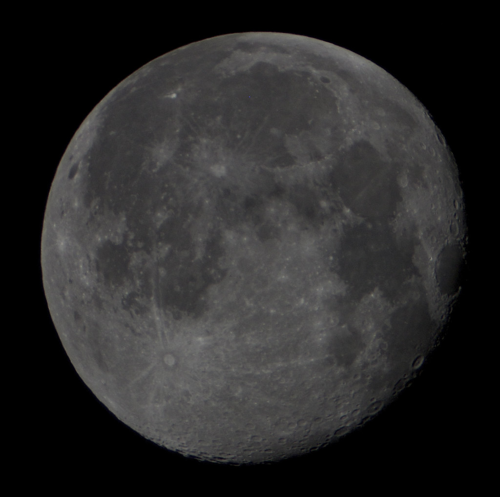 La imagen muestra la Luna llena.