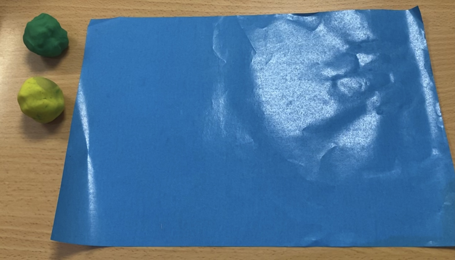 La imagen muestra una cartulina azul