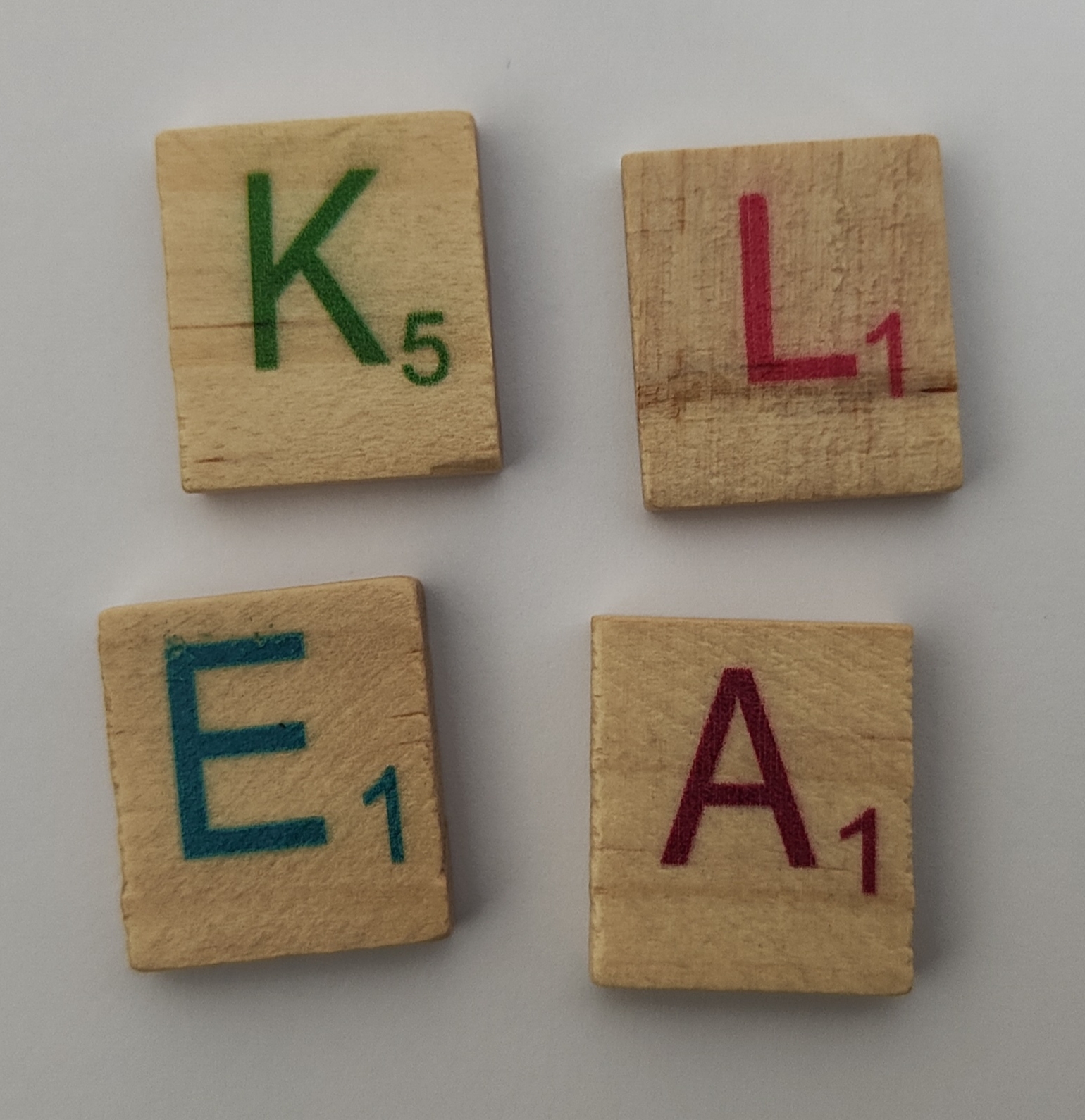 La imagen muestra las letras k l e a