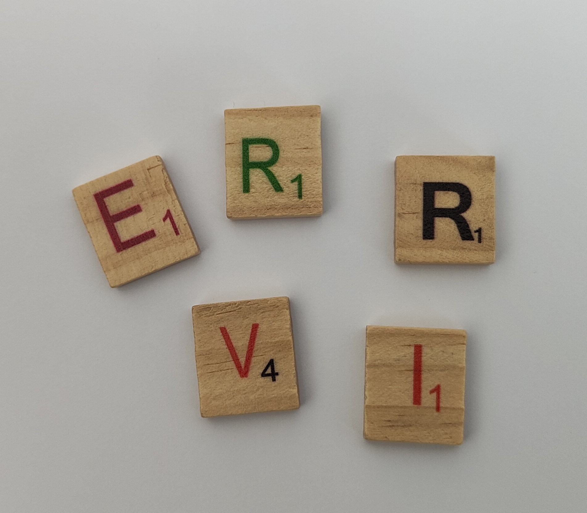 La imagen muestra las letras e r r v i