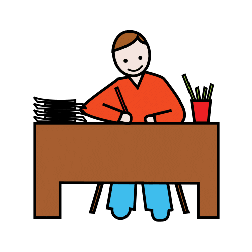 La imagen muestra un chico trabajando sentado en una mesa.