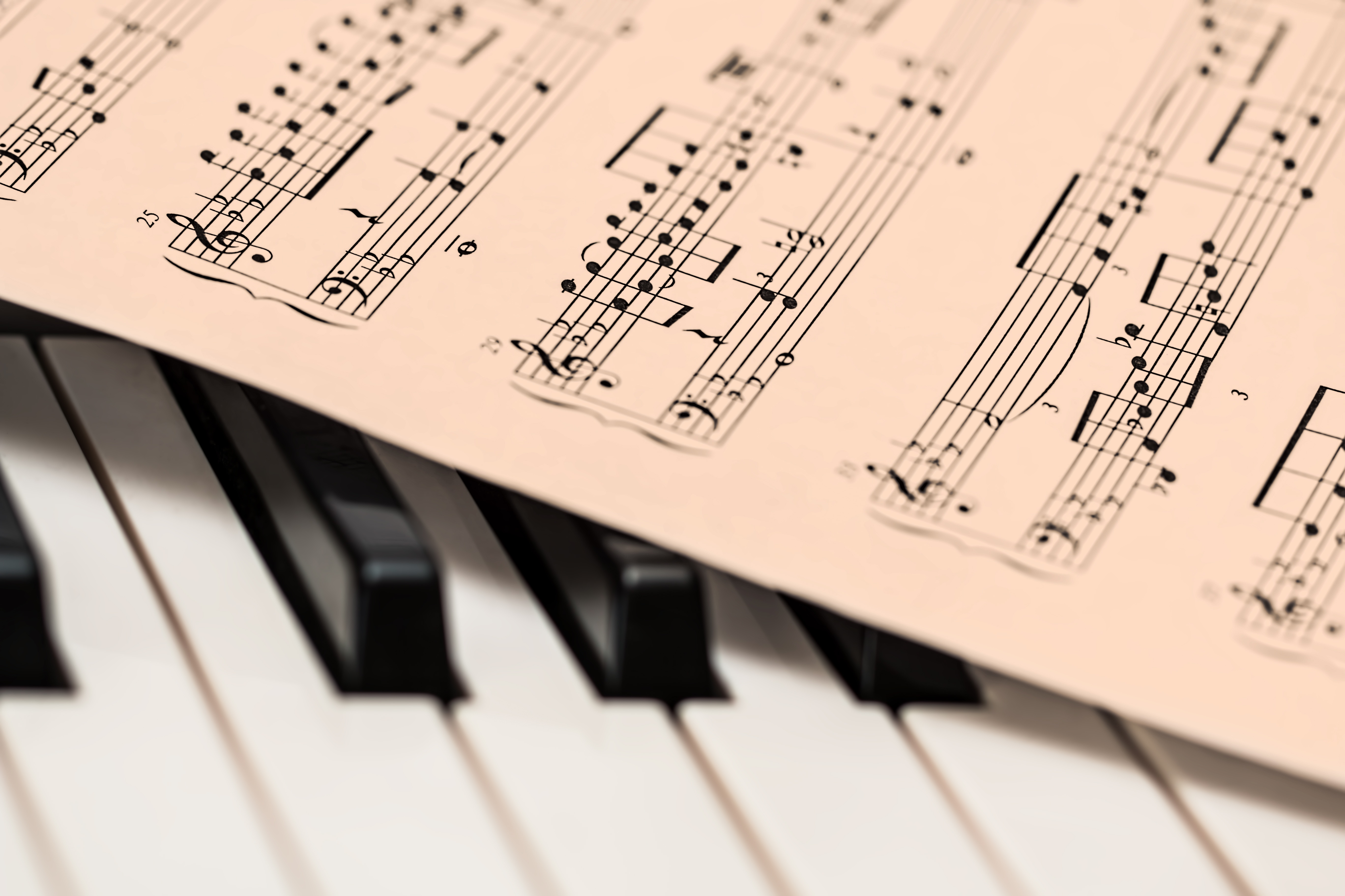 En la imagen aparece una partitura de una canción encima de un piano