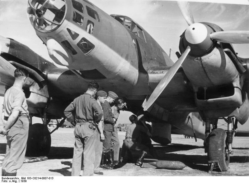 Soldados alemanes de la Legión Cóndor rearmando un avión