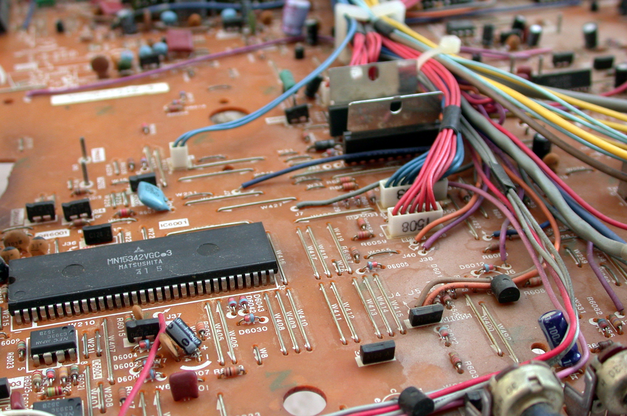Circuito electrónico formado por resistencias, diodos, condensadores, transistores y circuitos integrados. 