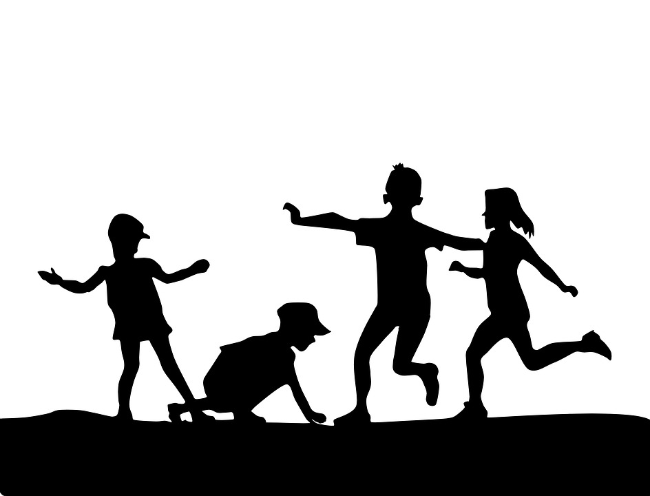 silueta de niños jugando