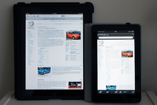 Imagen de dos tablets con la página de la wikipedia abierta en ellas.