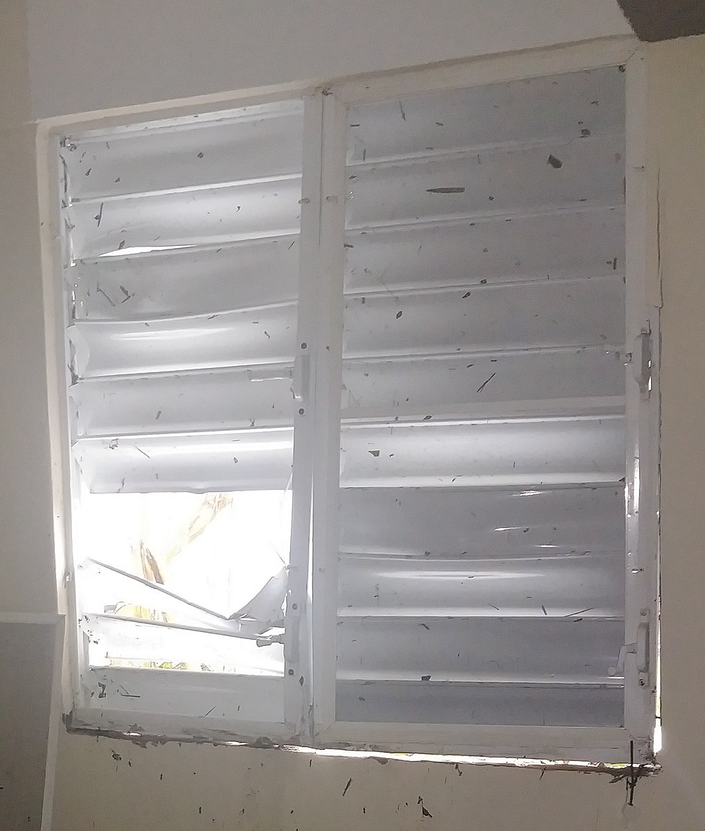 Ventana parcialmente destrozada