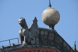 Un animal inventado, mitad león, mitad dragón.