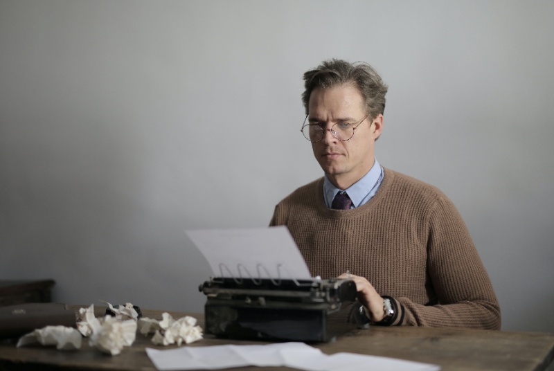 Un periodista redactando una noticia en una máquina de escribir.