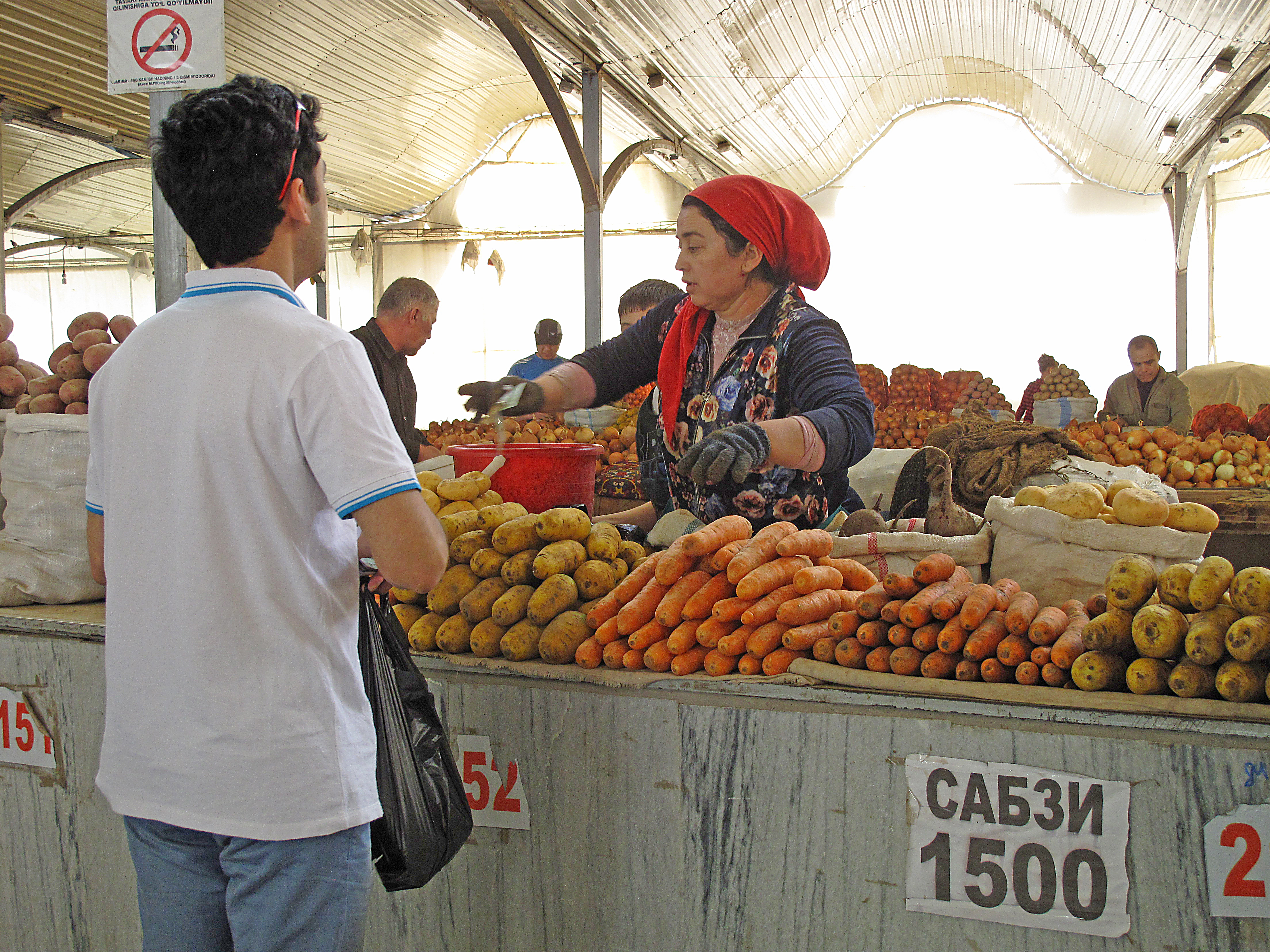 Una comerciante vendiendo fruta en un mercado.