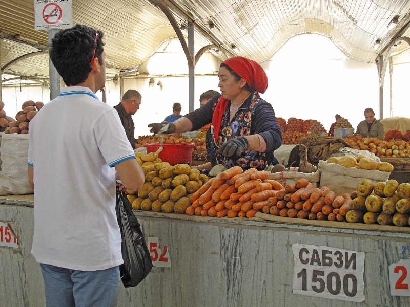 Una comerciante, vendiendo fruta en un mercado.