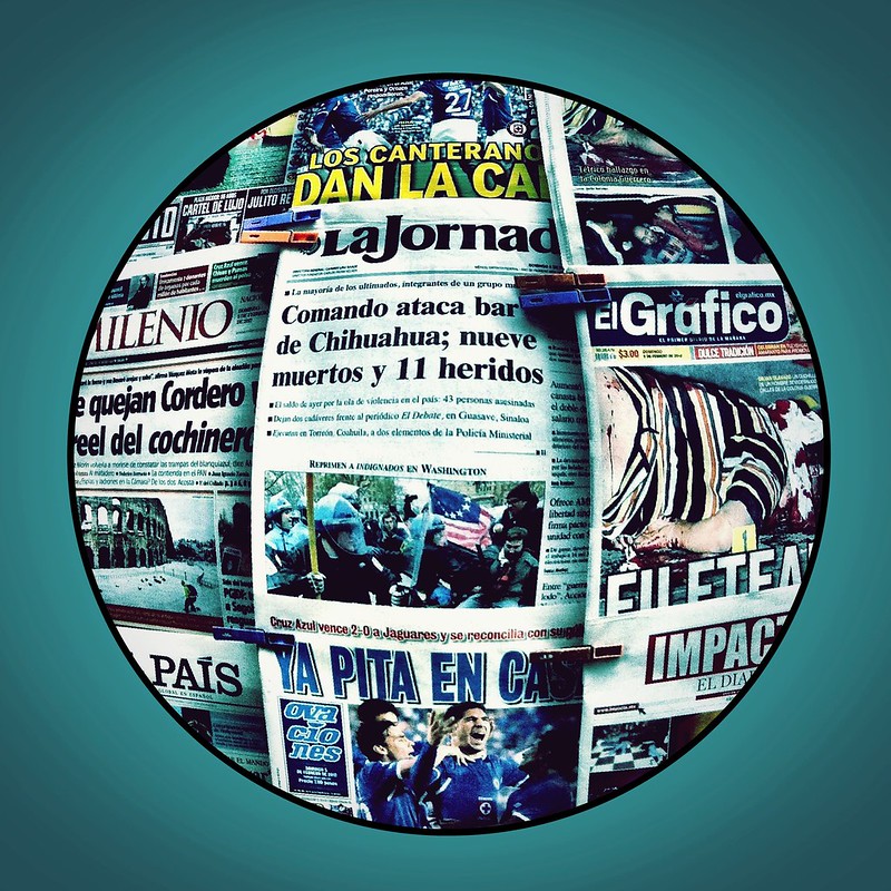 Un círculo que incluye diferentes portadas de periódicos del mundo con noticias
