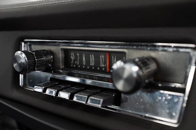 Una radio de un coche antiguo.