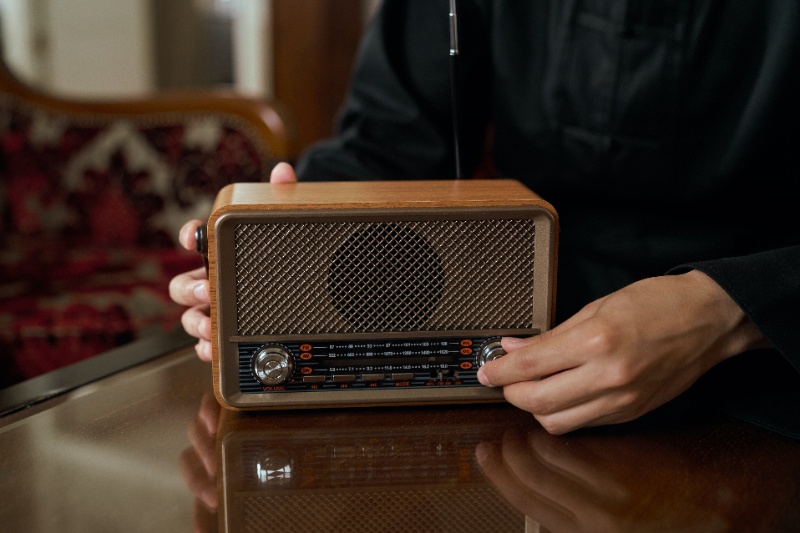 Una persona enciende una radio antigua.