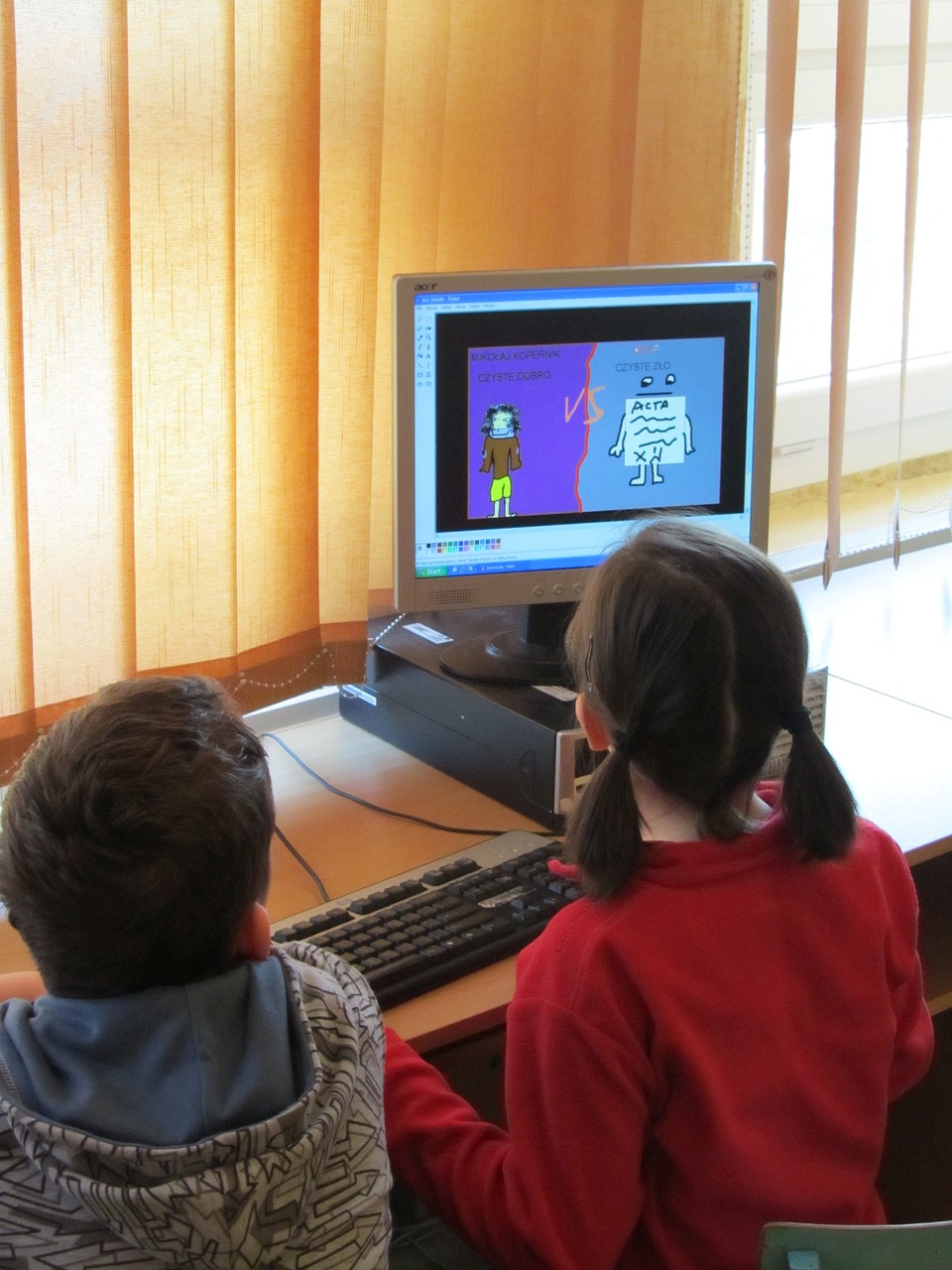 La imágen muestra unos alumnos en el ordenador