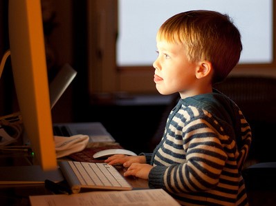 La imágen muestra un alumno en el ordenador