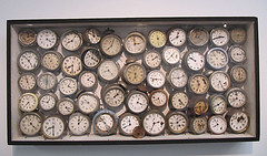 Relojes despertadores en caja de madera pintada, 1960.