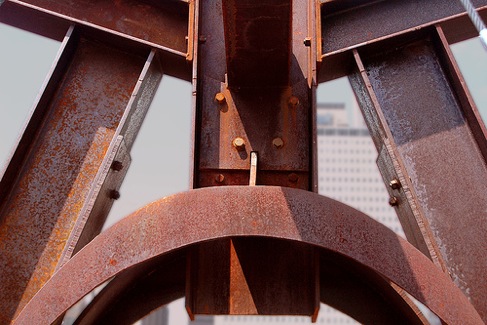 Detalle de la escultura Shang, de acero, 1985.