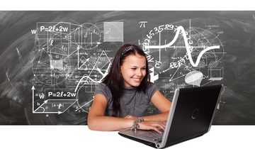 La imagen muestra a una chica con un ordenador portátil