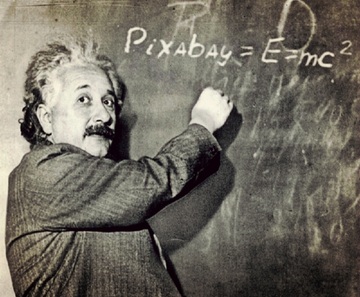 La imagen muestra a Einstein escribiendo en una pizarra