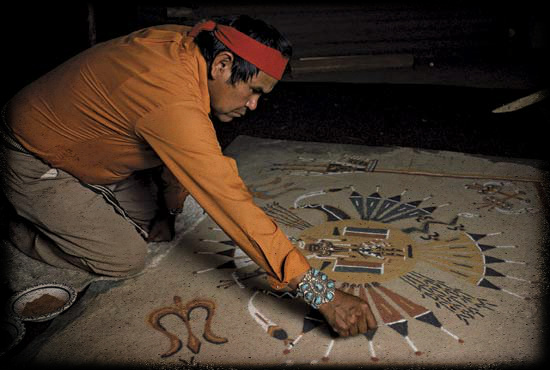 indio navajo  haciendo pinturas de arena