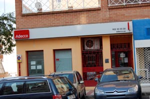 Los parados buscan empleo a través de diferentes fuentes.