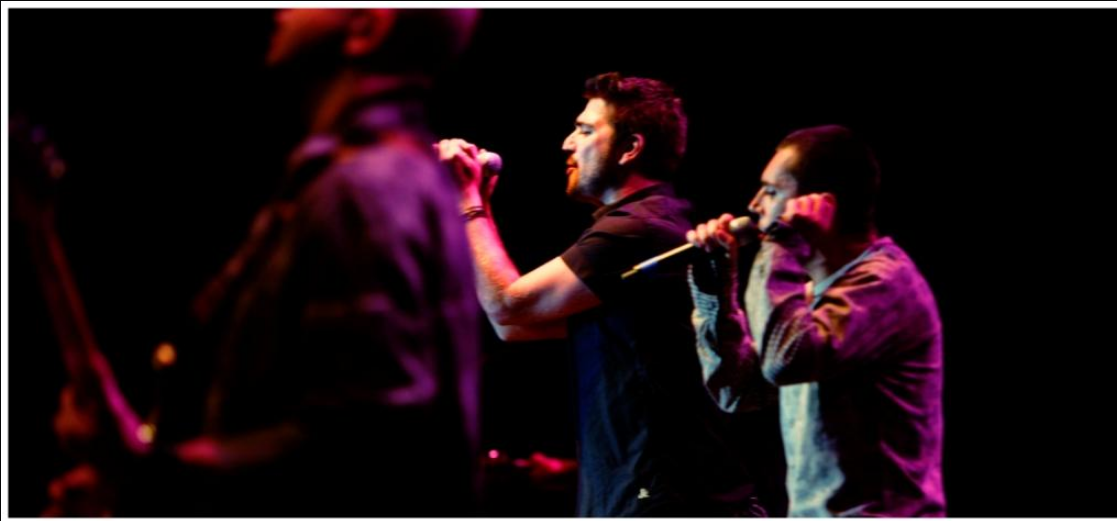 La imagen muestra a Antonio Orozco e Iván Ferreiro en el concierto VOCES en 2007