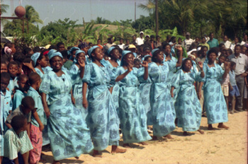 La imagen muestra unas mujeres bailando en Nacala, Mozambique