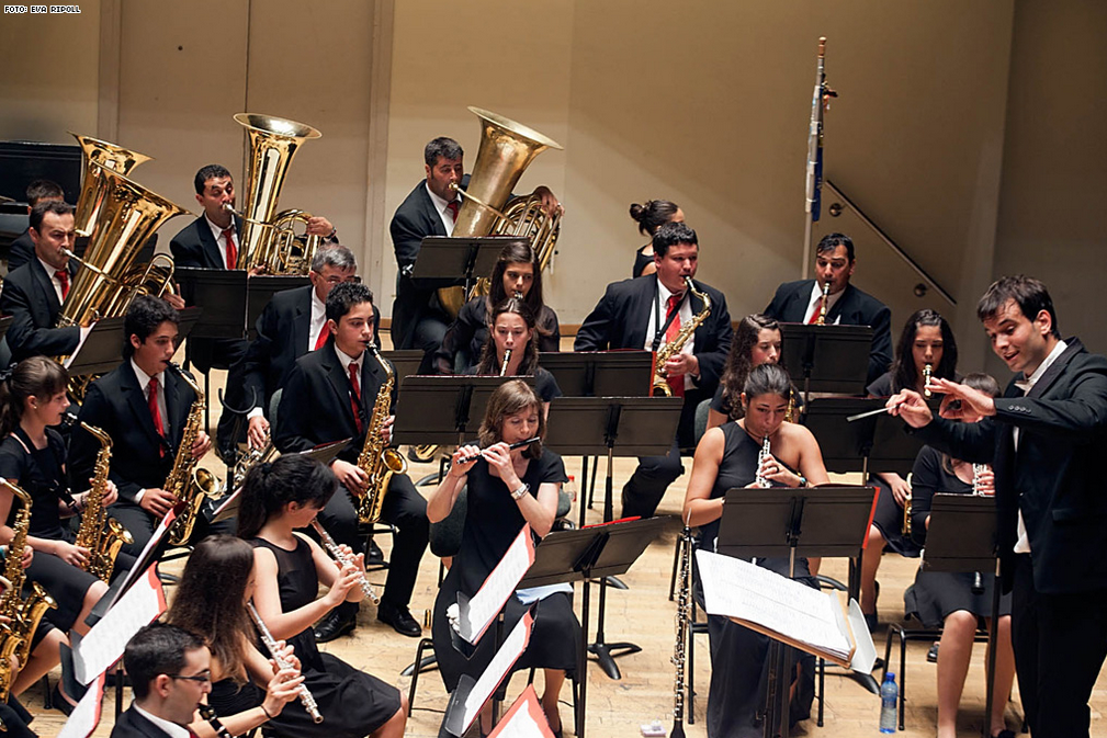 La imagen muestra la banda de música de Vilatuxe-lalín