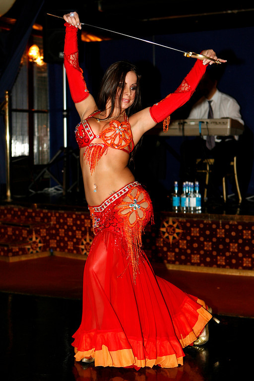 La imagen muestra una imagen de una bailarina de la danza del vientre.