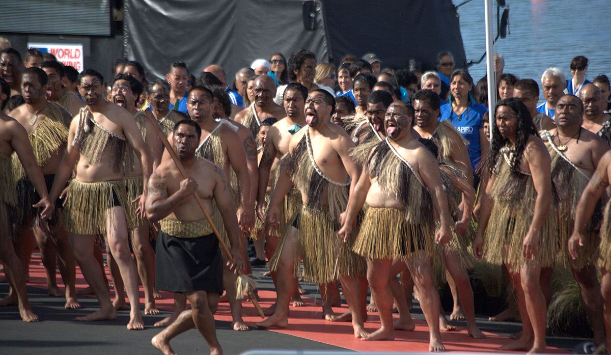  La imagen muestra un grupo de personas realizando un baile tribal propio de nueva zelanda llamado “haka”.