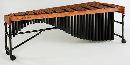 La imagen muestra un instrumento de percusión llamado marimba.