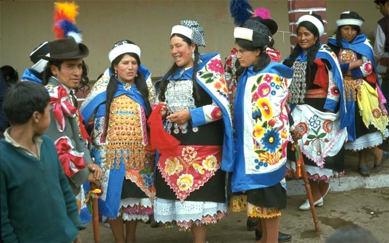 La imagen muestra un grupo de personas vestidas con trajes tradicionales de los andes.