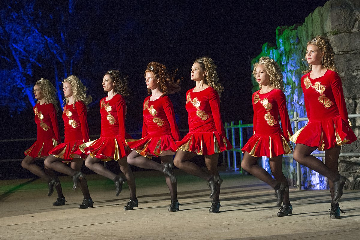La imagen muestra un grupo de bailarinas irlandesas.