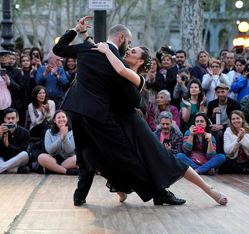 La imagen muestra una pareja bailando un tango argentino.