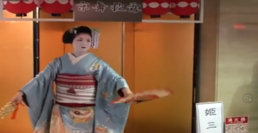 El vídeo muestra una bailarina de kabuki, un tipo de teatro-baile propio de japón.