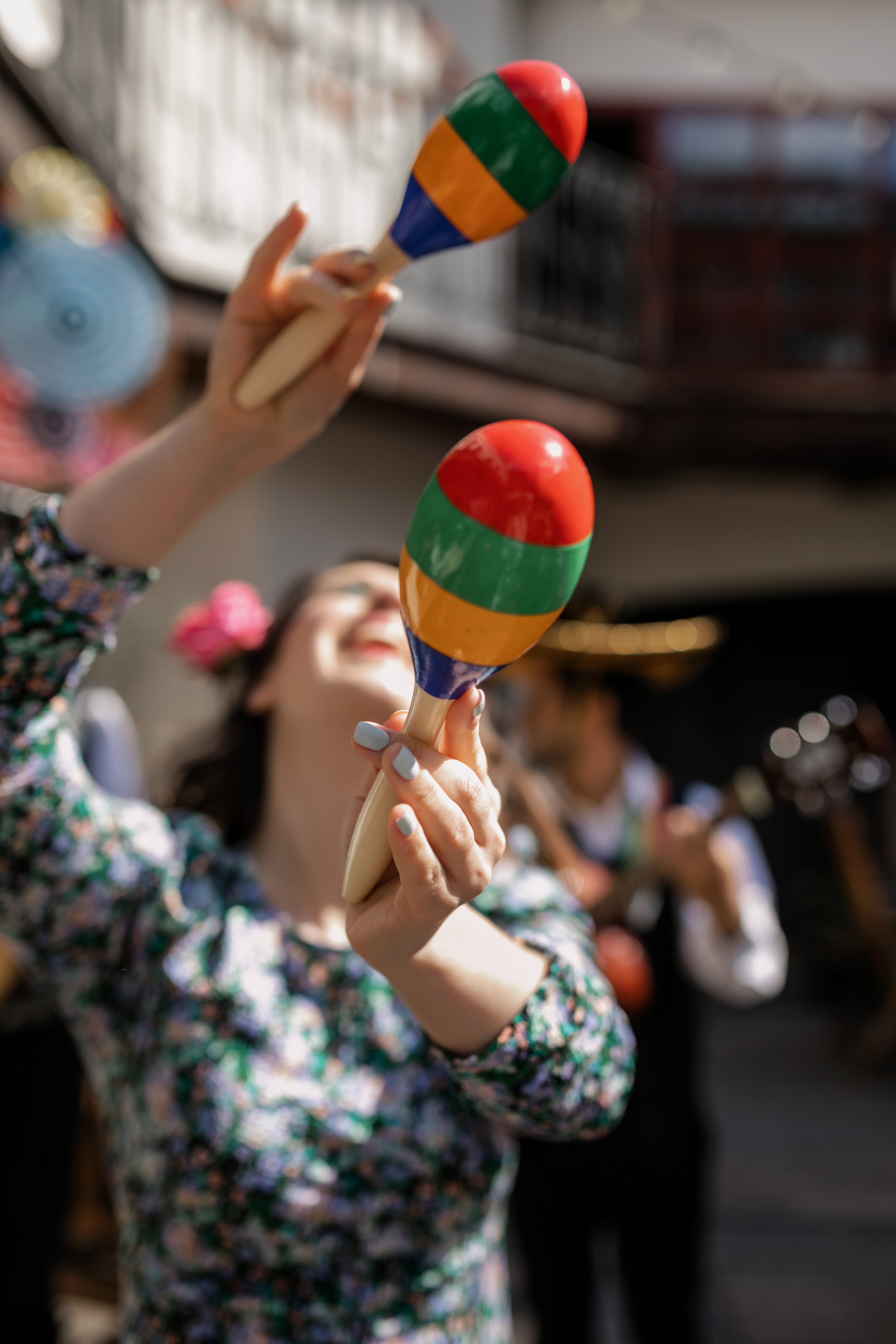 La imagen muestra a una mujer sosteniendo unas maracas.