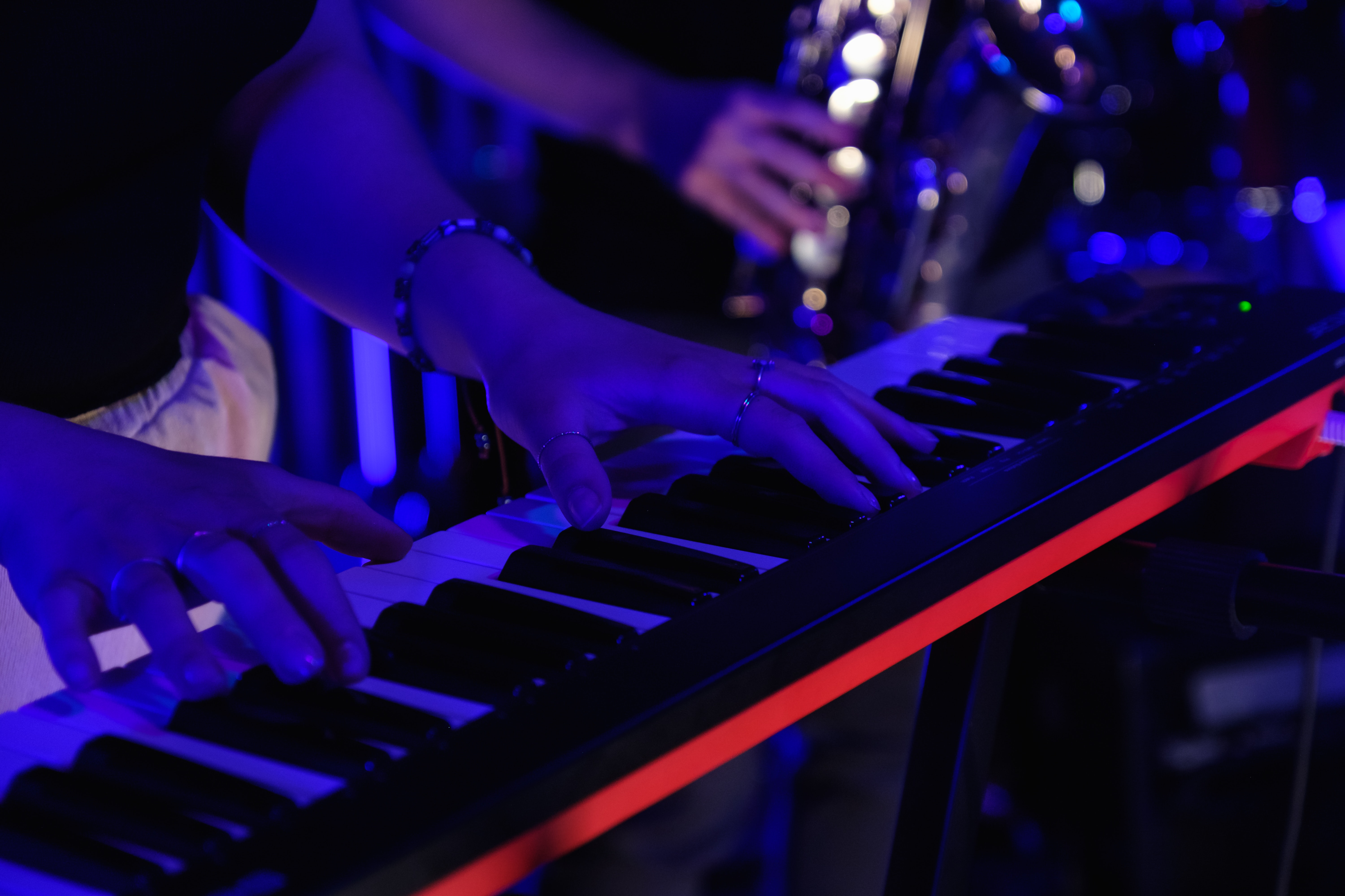 La imagen muestra unas manos tocando en un teclado.