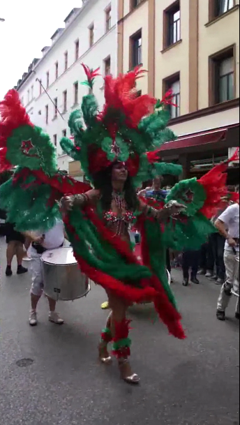 El vídeo muestra una mujer bailando samba en un desfile de carnaval.