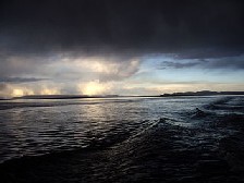 fotografía de un cielo tormentoso sobre un lago