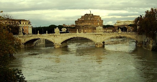 Puente sobre el río Tíber con el castillo de Sant'Angello al fondo