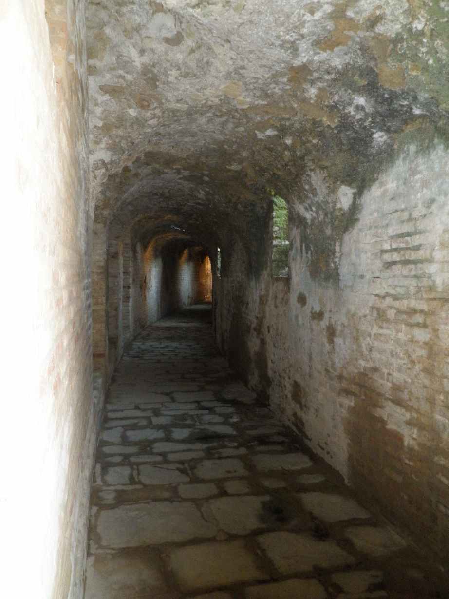 fotografía de los pasillos interiores abovedados del anfiteatro de Itálica