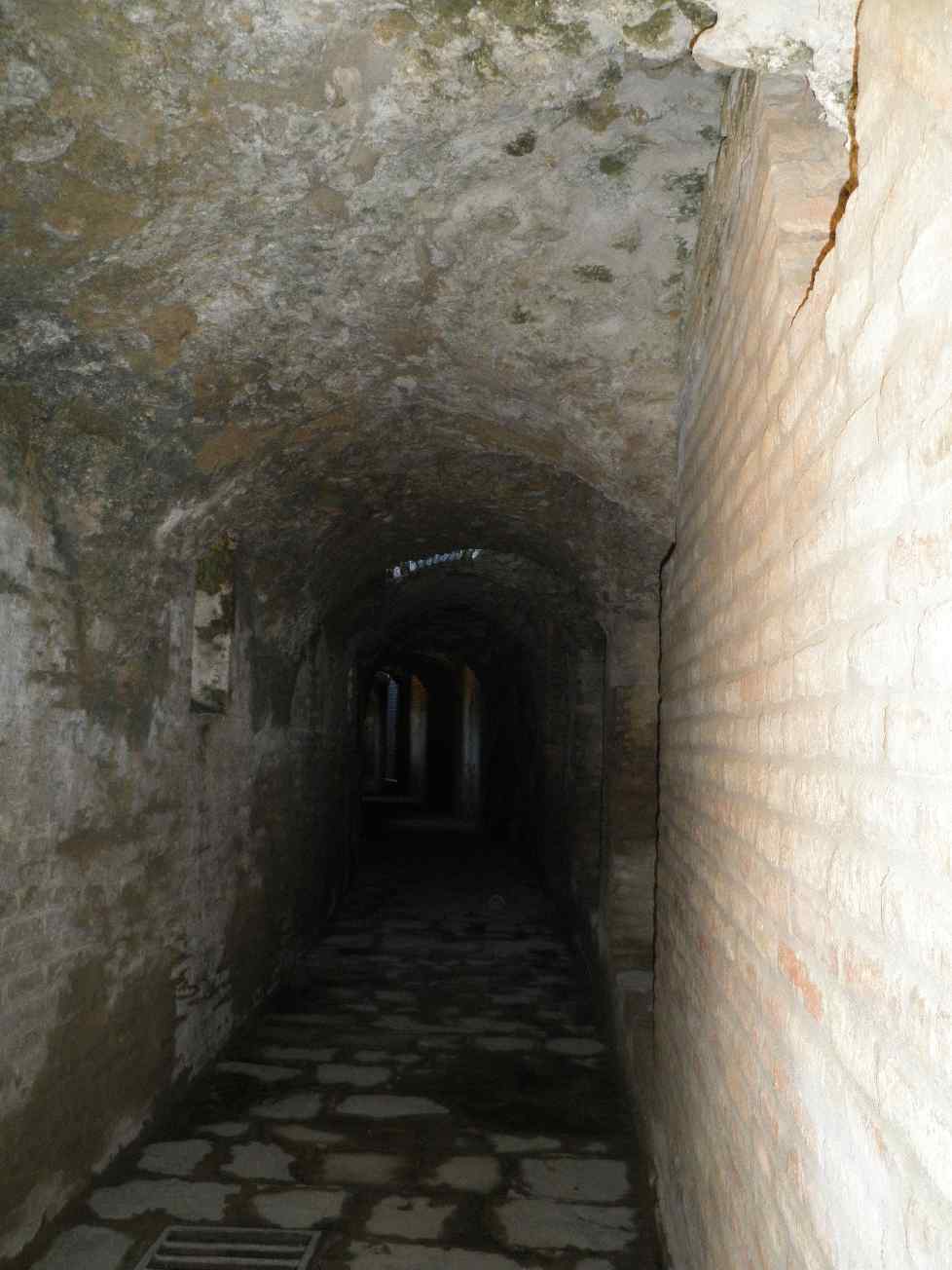 fotografía de los pasillos interiores abovedados del anfiteatro de Itálica