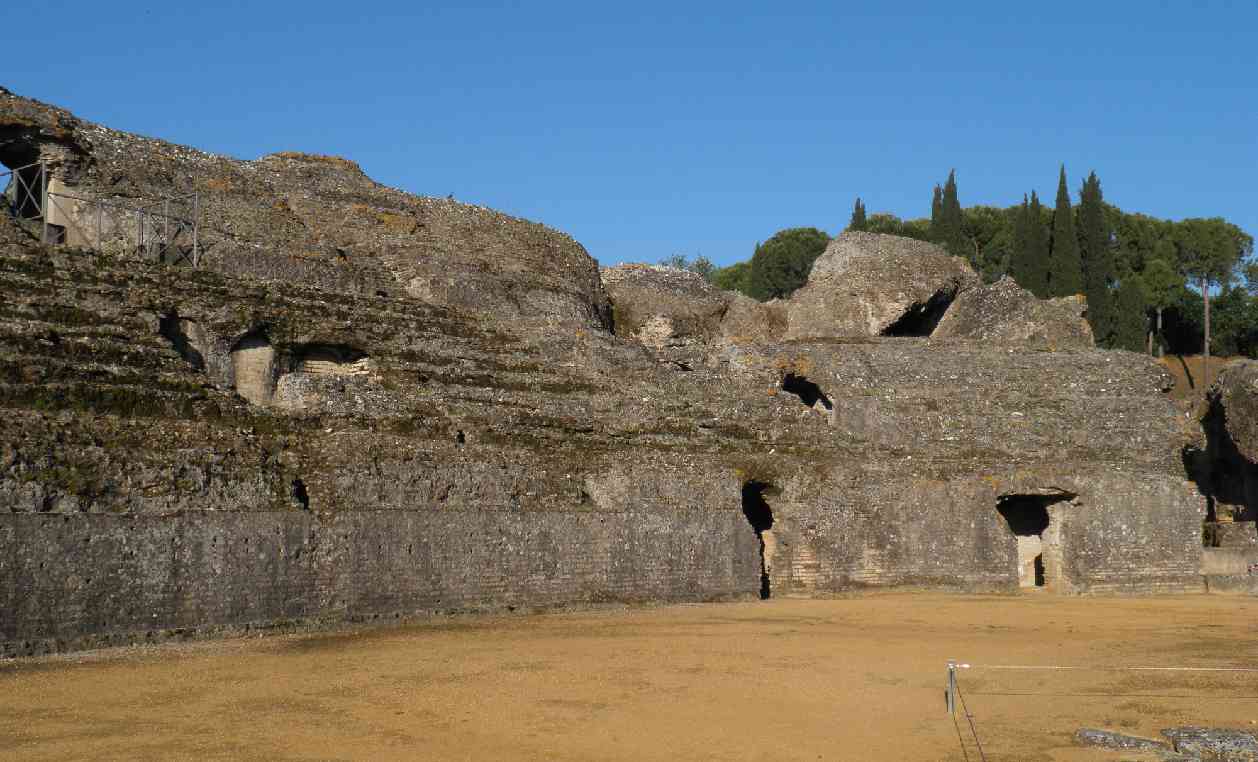 fotografía del graderío del anfiteatro de Itálica