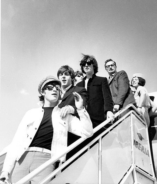 Imagen de los Beatles bajando de un avión